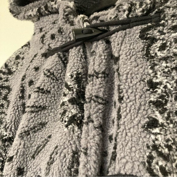 Urban Outfitters grey paisley fleece duffle coat buttons jacket - Picture 4 of 6